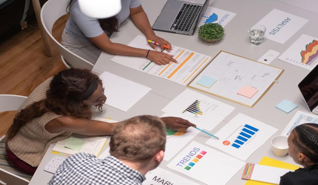 como uma agência de marketing digital atrai clientes?
